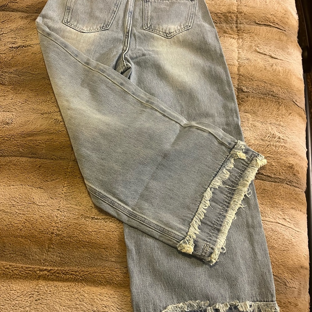 Gray Ankle Cropped Jeans with Distressed Hem